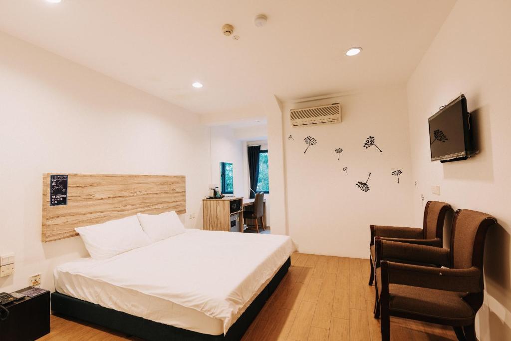 Двухместный (Номер Делюкс с кроватью размера «king-size»), RedDoorz Plus Victoria Hotel