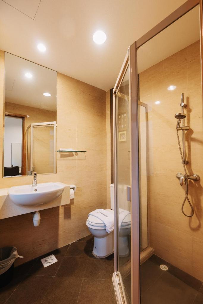 Двухместный (Номер Делюкс с кроватью размера «king-size»), RedDoorz Plus Victoria Hotel