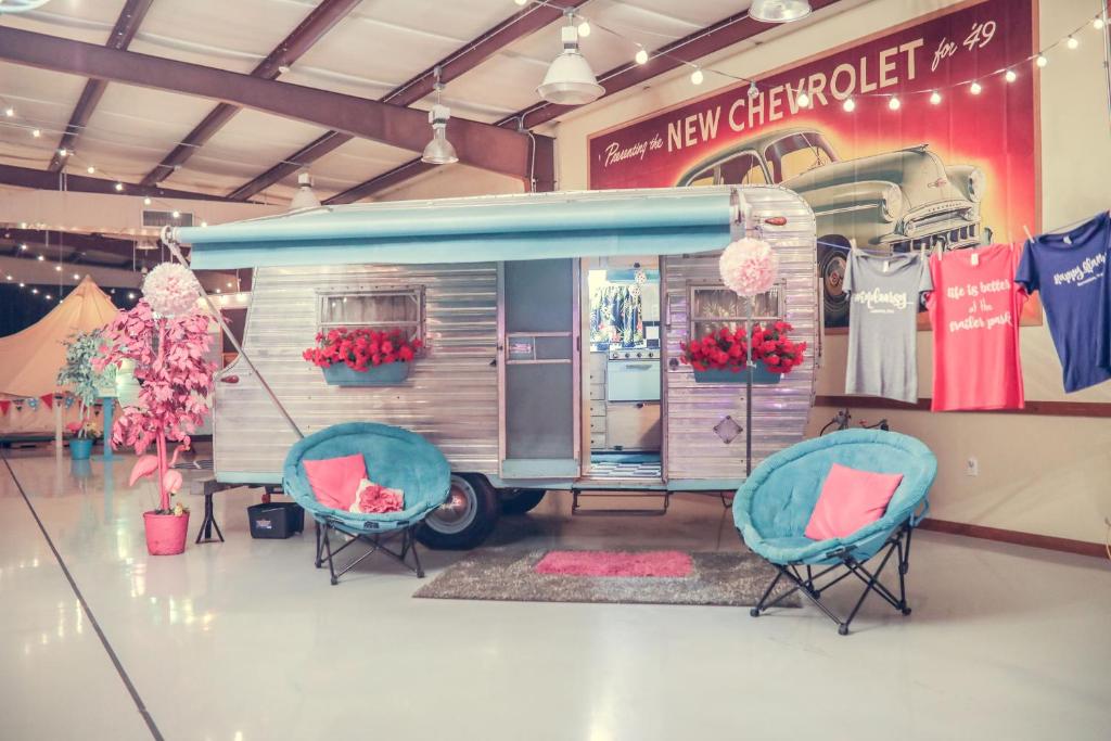 Lone Star Glamp Inn image