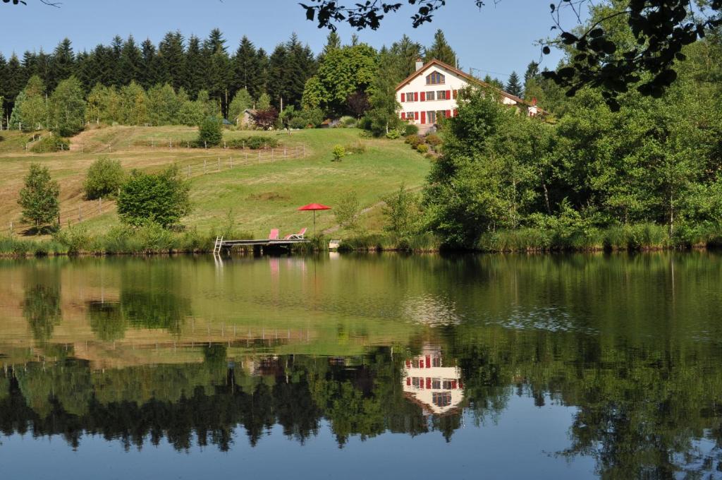 "Chambre Merisier" dans une ferme avec étang privé au coeur de la région des mille étangs, Faucogney-et-La-Mer photo 2