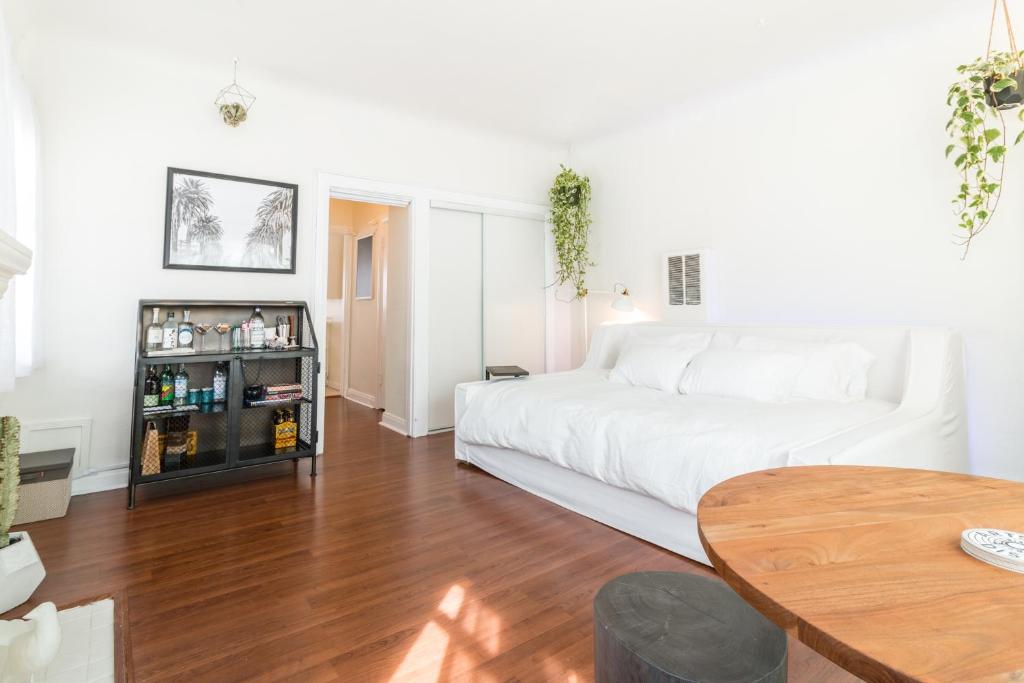Sunny Boho Chic West Hollywood Flat! image