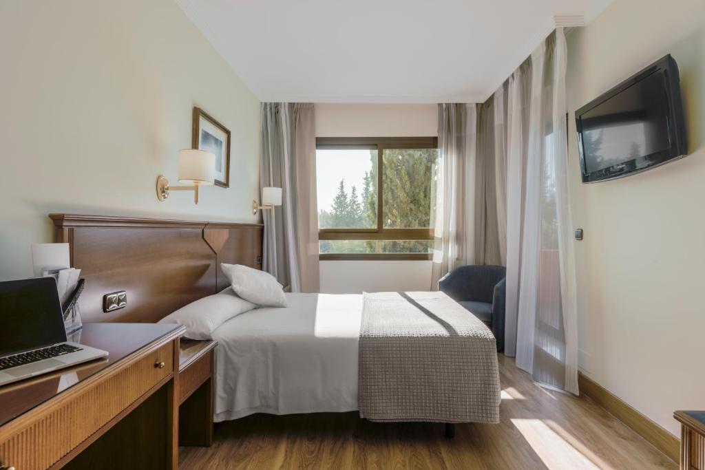 Hotel Porcel Alixares - Tap to explore photos