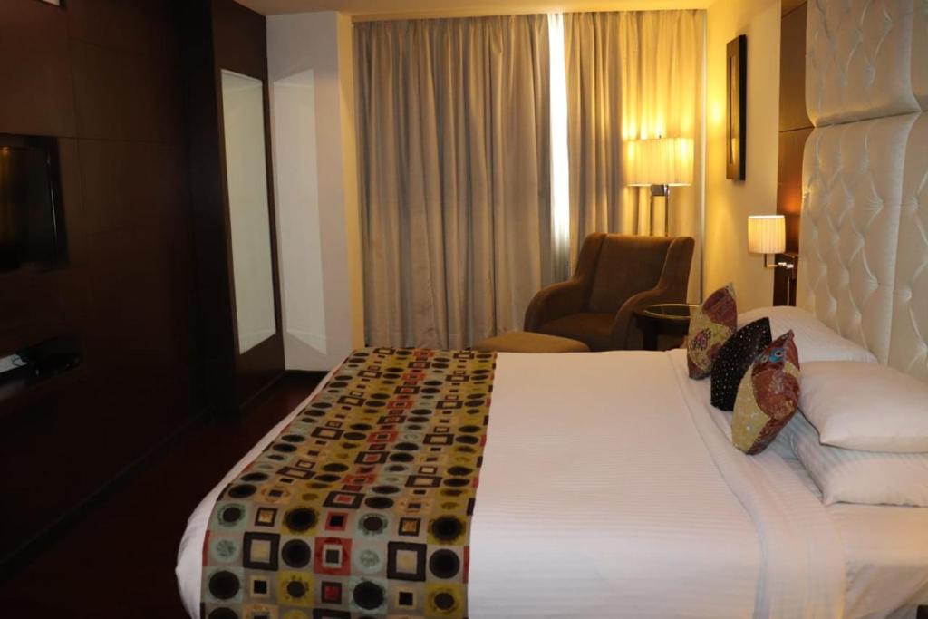 Двухместный (Parrot Room (Early Check-in/Late Check-out by 3 hours ,15% Discount on Food and Beverage ,15% Discount on Laundry and Spa)), Souvenir Premier