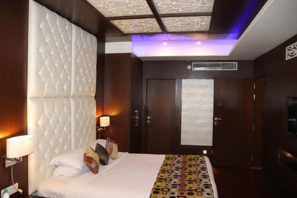 Двухместный (Sparrow Room (Early Check-in/Late Check-out by 3 hours ,15% Discount on Food and Beverage ,15% Discount on Laundry and Spa)), Souvenir Premier