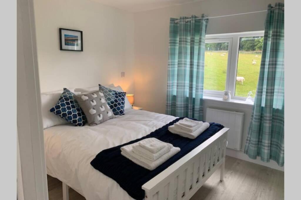 TomaX Garden Cabin Free Parking - Tap to explore photos