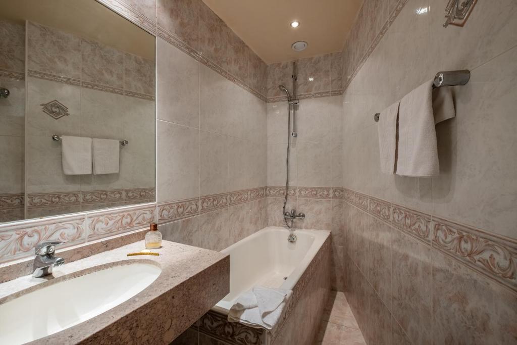 Двухместный (Улучшенный двухместный номер с 1 кроватью), Hotel London