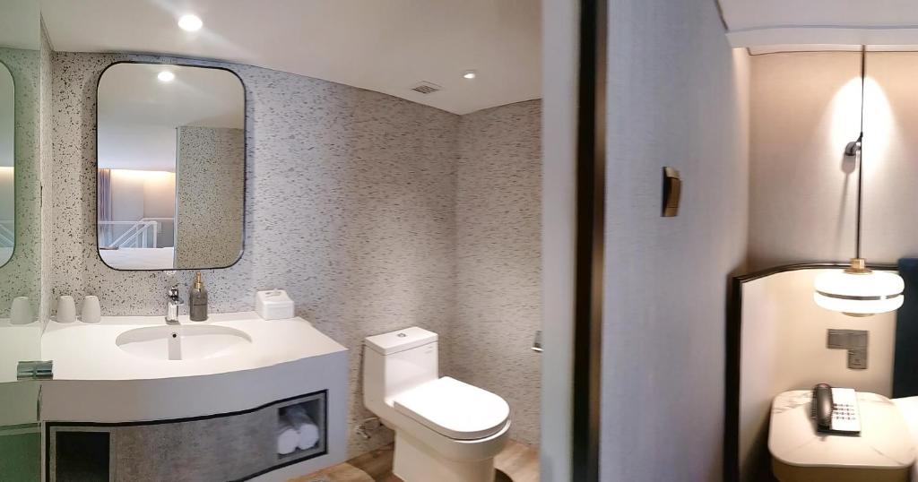 Mercure Surabaya Manyar - Tap to explore photos