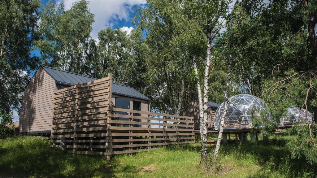 JURA GLAMP luksusowe całoroczne domki na wyłączność KOPUŁY IGLOO taras ogród photo 2
