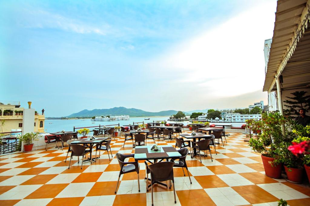 Hotel Devraj Niwas on Lake Pichola