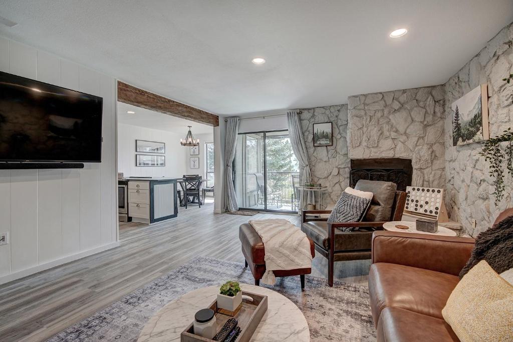 Mountain luxury on Lake Dillon, close to all the best ski resorts in Colorado! photo 4