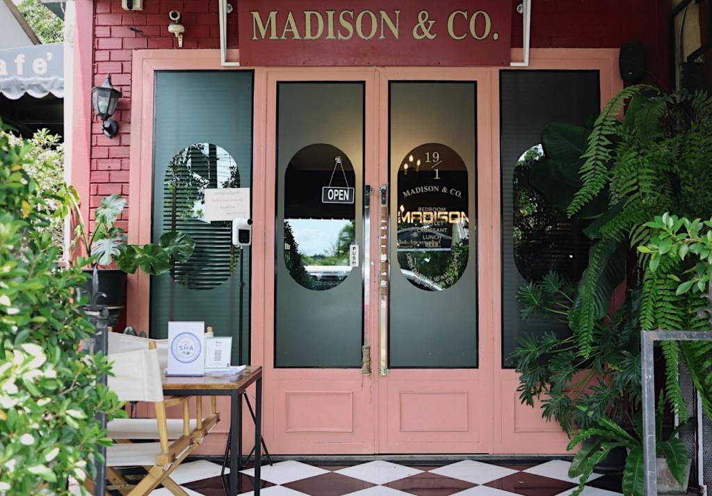 Madison Hotel, Ron Phi Pun
