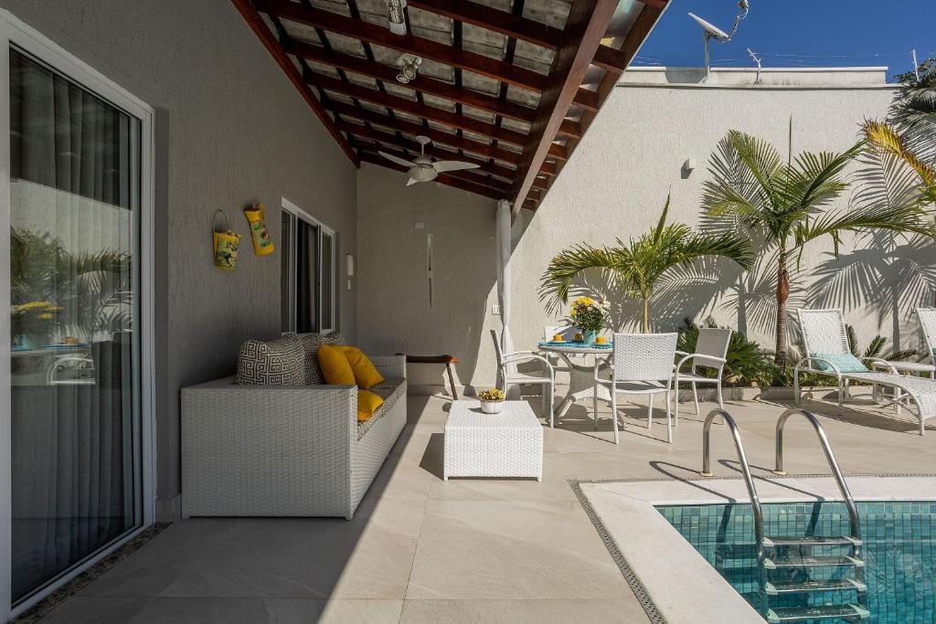 Casa com piscina e churrasqueira perto da praia