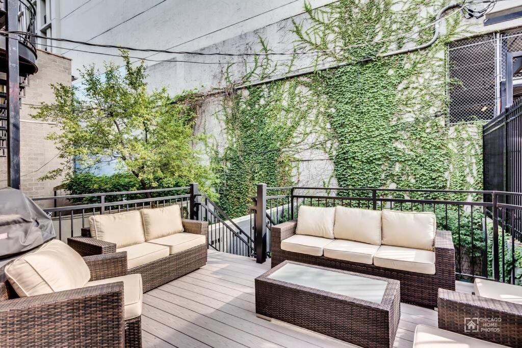 Gold coast villa with free parking garage sleeps 10 image