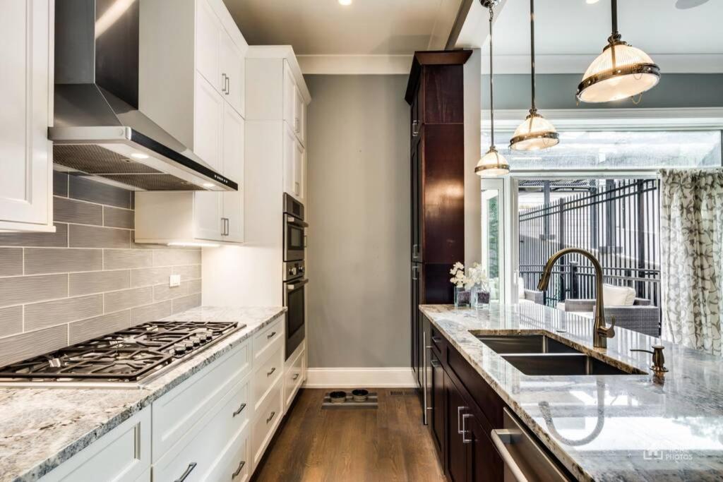 Gold coast villa with free parking garage sleeps 10 photo 3