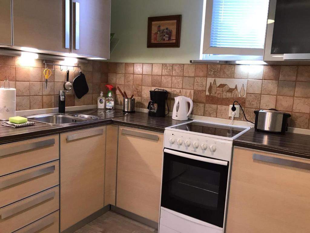 Spacious 1bdrm apartment near metro. Free parking photo 3