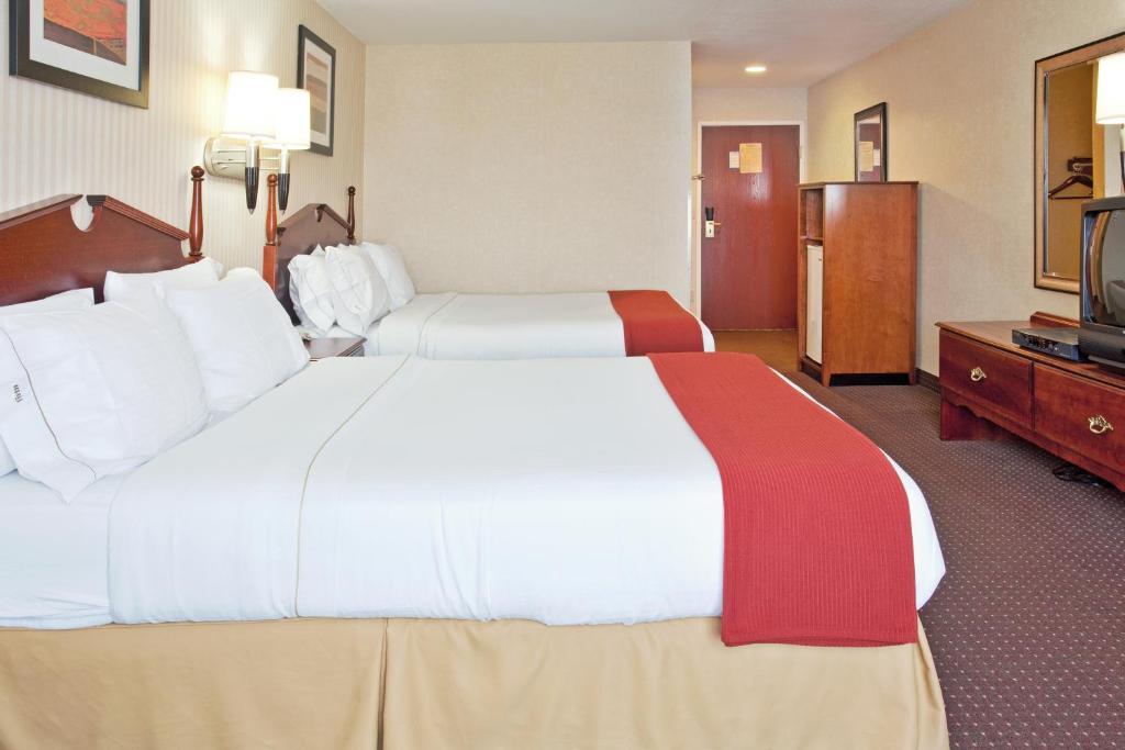 Holiday Inn Express Hotel & Suites Wabash, an IHG Hotel photo 2