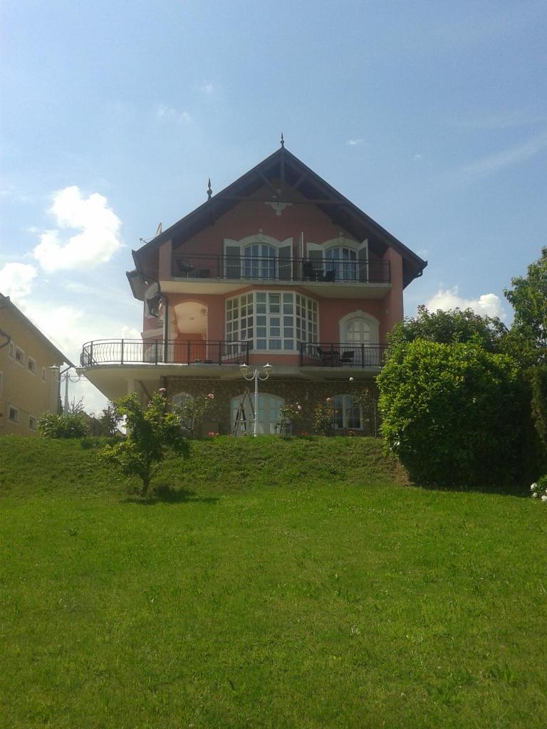 Апартаменты (Апартаменты с 2 балконами и красивым видом), Manor Villa