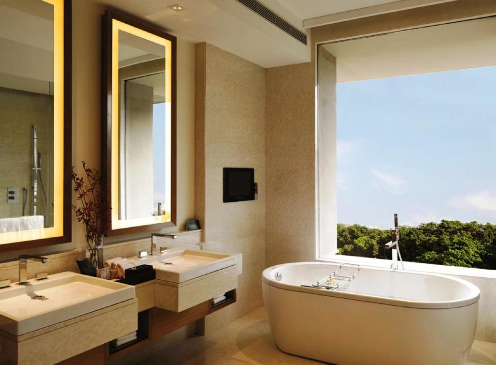 Сьюит (Роскошный люкс с трансфером от/до аэропорта в 2 стороны), The Oberoi Gurgaon