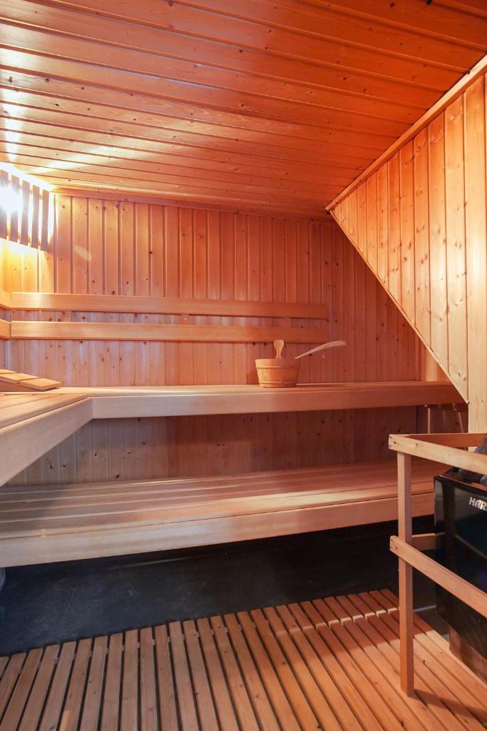 De Kapiteinshut aan de rivier met XL ligbad en sauna photo 2
