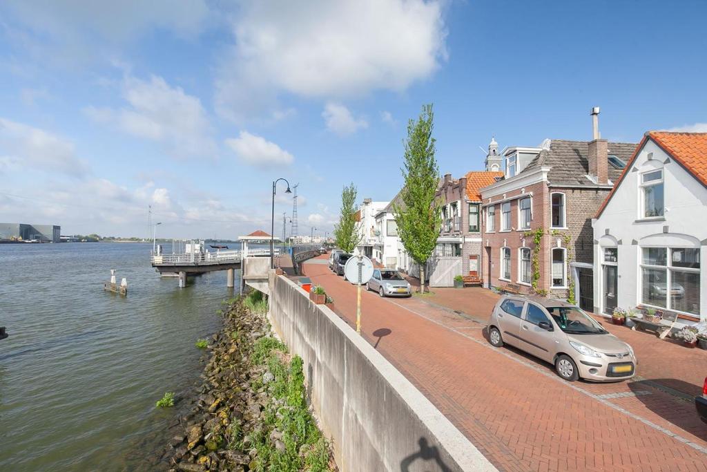 De Kapiteinshut aan de rivier met XL ligbad en sauna photo 1