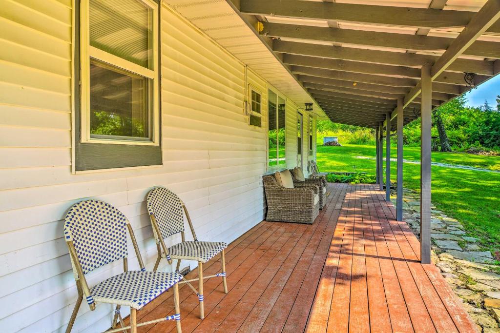 Quiet Country Home in Ava with Chic Interior! photo 2