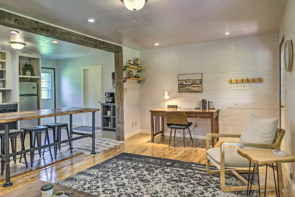 Quiet Country Home in Ava with Chic Interior! photo 4