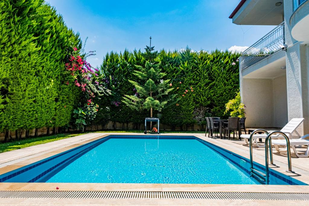 Luxury White Villa photo 2
