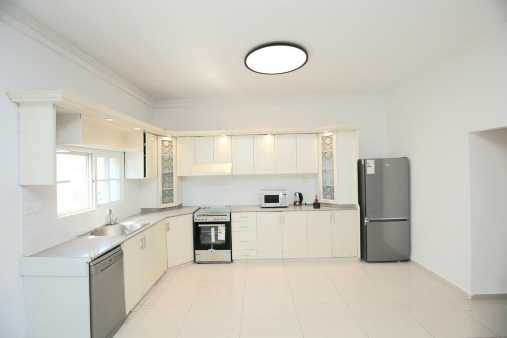 City center luxury apartment in Netanya photo 2
