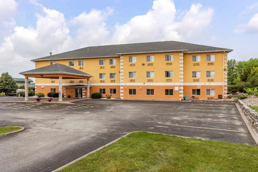 Comfort Inn Muscatine near Hwy 61 image