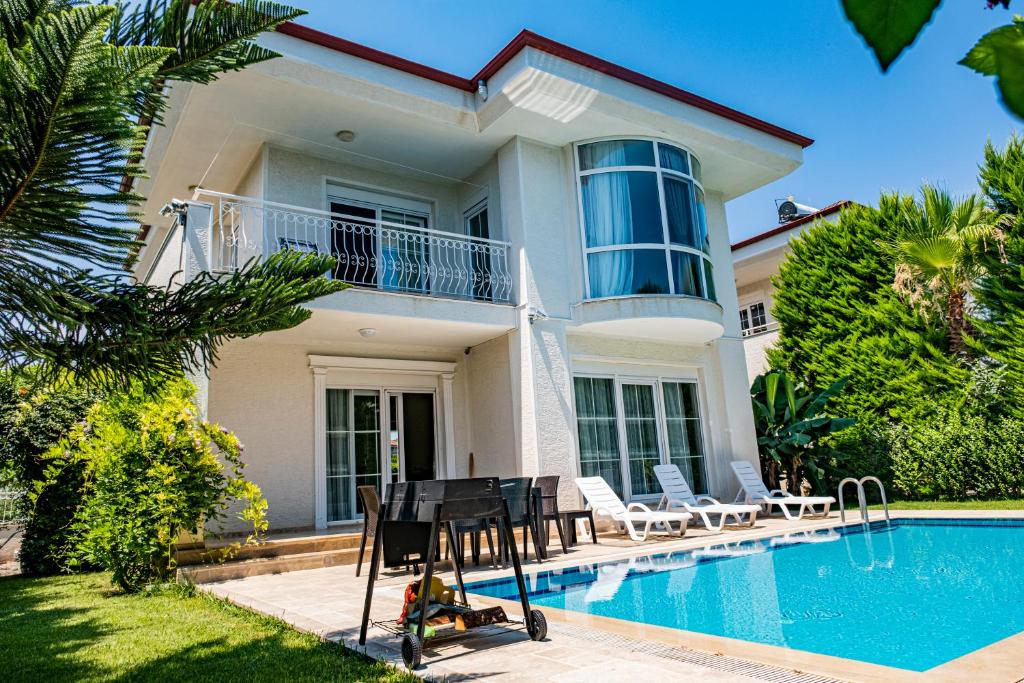 Luxury White Villa photo 1