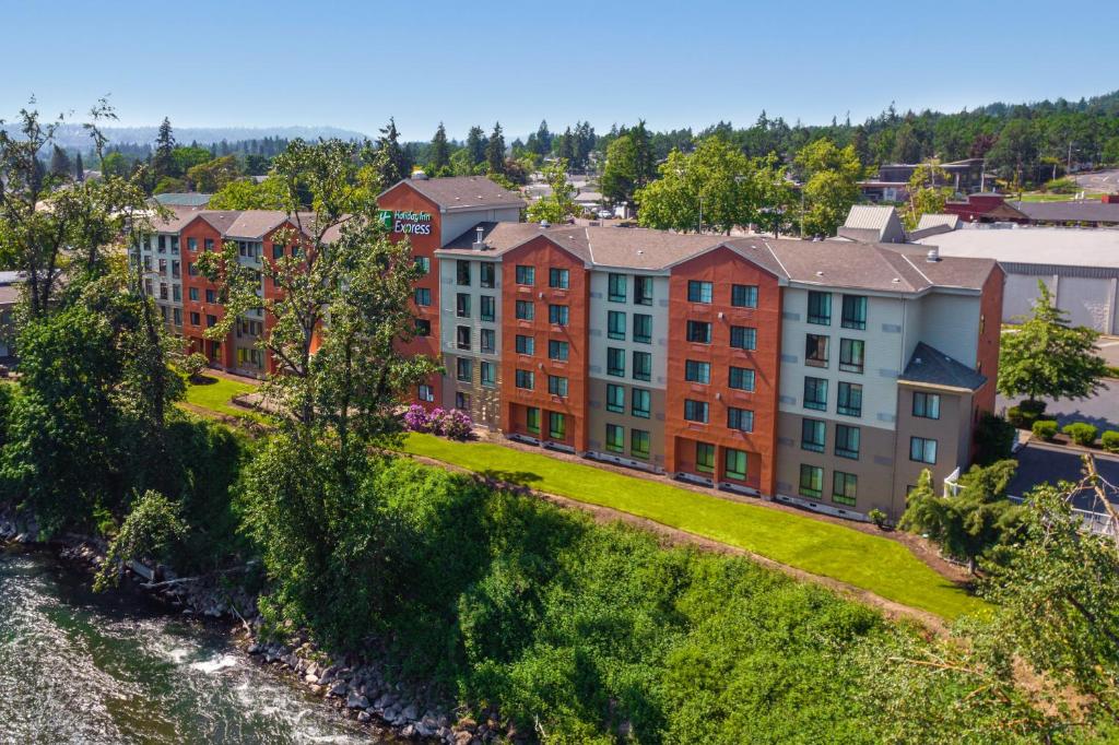 Holiday Inn Express Portland SE- Clackamas Area, an IHG Hotel image