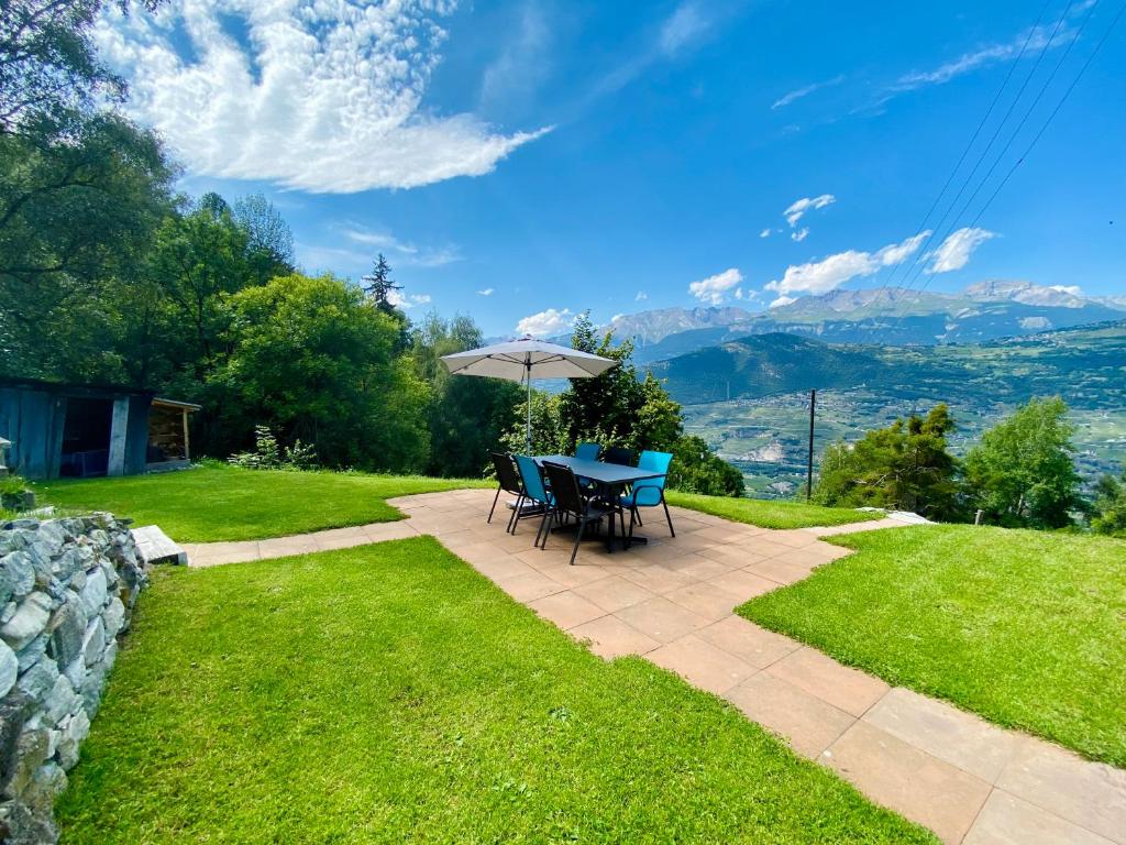 Eco Lodge with Jacuzzi and View in the Swiss Alps photo 3
