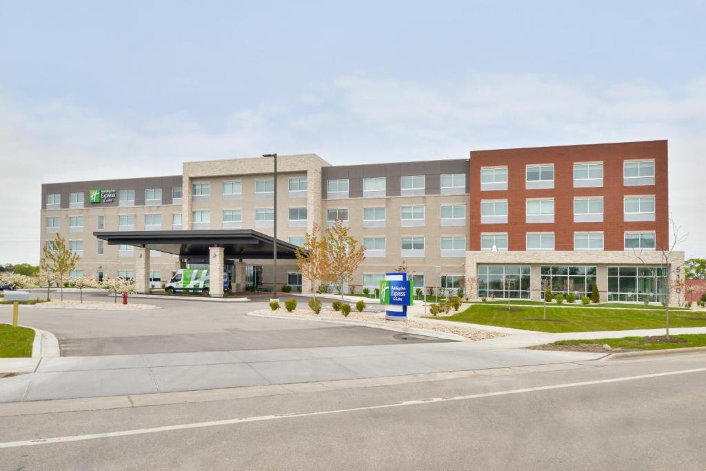 Holiday Inn Express & Suites Madison, an IHG Hotel image