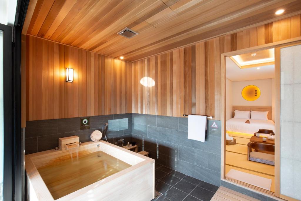 Tomonoya Hotel & Ryokan Daecheon photo 1