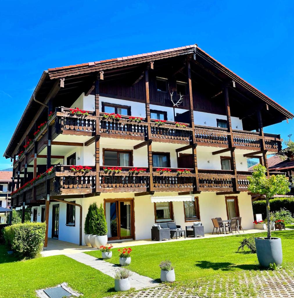 Hardi's Hotel - Tap to explore photos