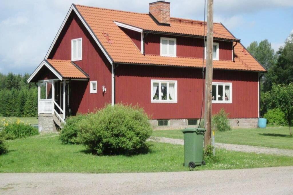 Egen lägenhet i 2-familjshus på landet.
