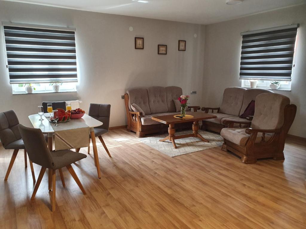 Apartman Fenestra s terasom i pogledom na Gacku photo 3