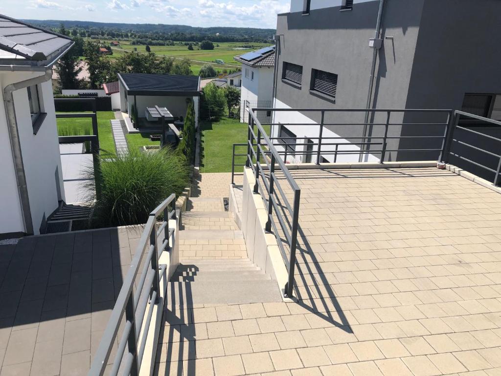 Moderne Ferienwohnung mit Terrasse und Garten photo 2