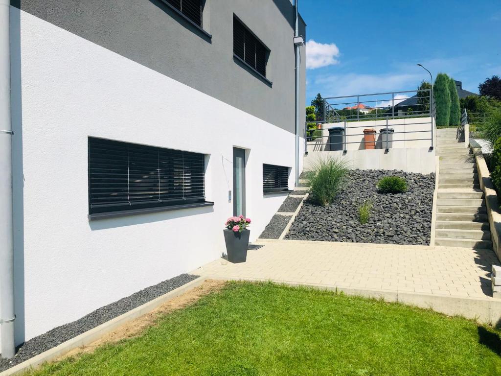 Moderne Ferienwohnung mit Terrasse und Garten photo 4