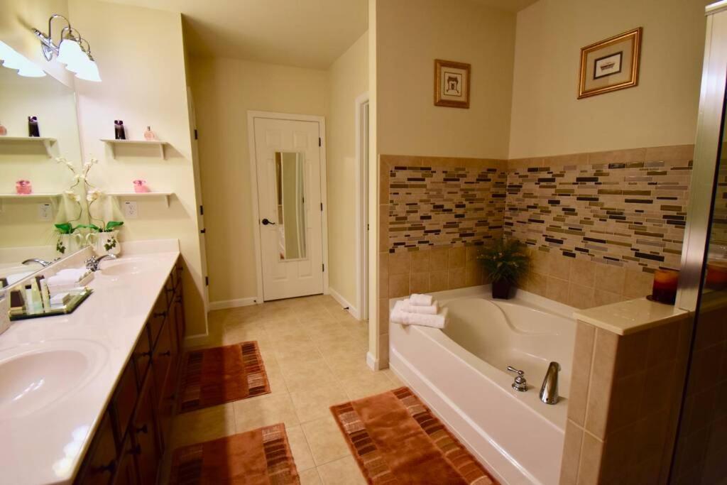 Luxury Townhouse with Oversized Master near Halcyon photo 2
