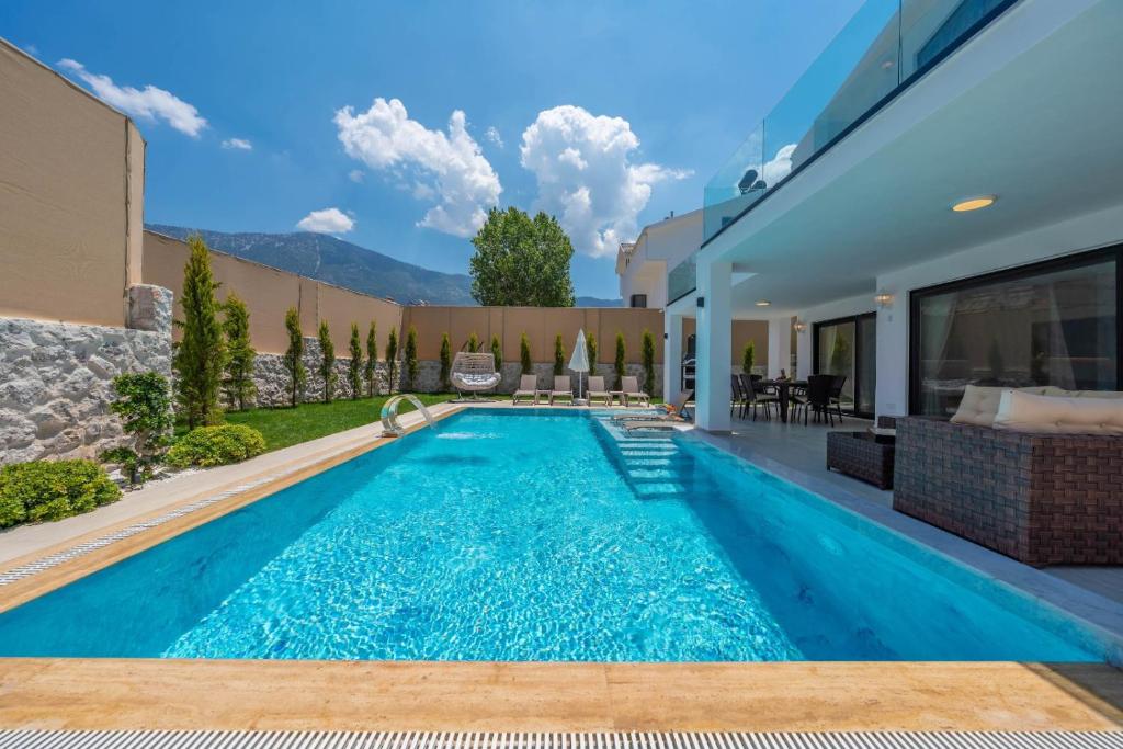 Luxury 4-Bed Villa with private pool and Jacuzzi photo 3