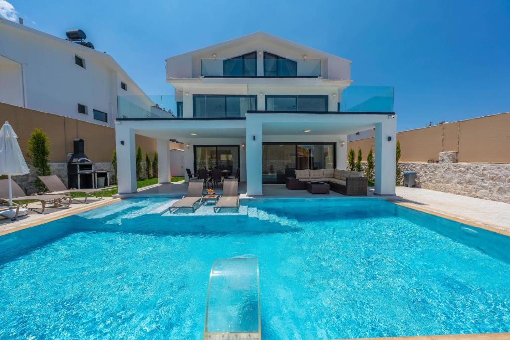 Luxury 4-Bed Villa with private pool and Jacuzzi photo 2
