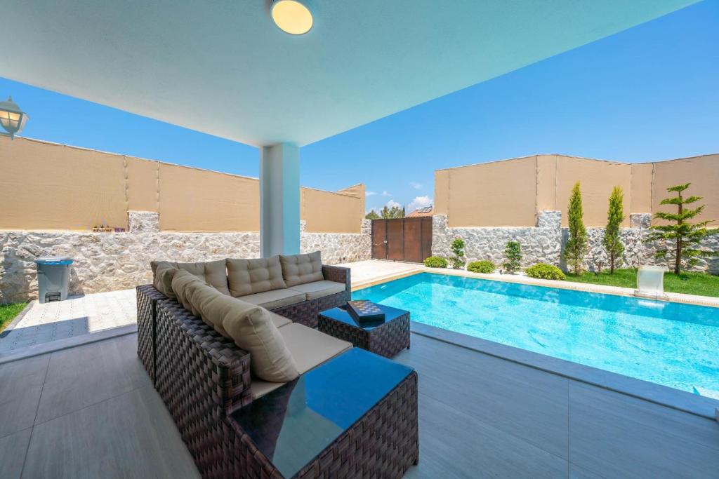 Luxury 4-Bed Villa with private pool and Jacuzzi photo 4