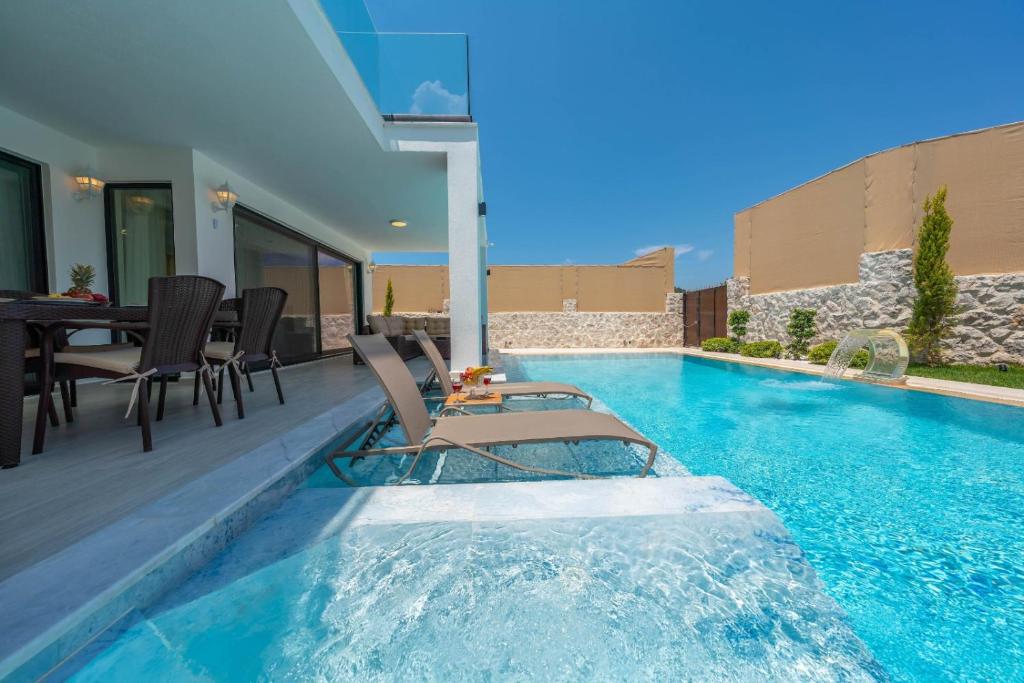 Luxury 4-Bed Villa with private pool and Jacuzzi photo 1