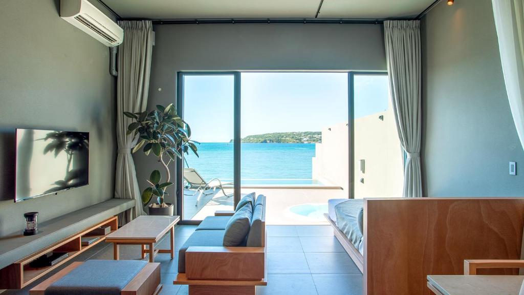 Feliz Villa Suite Kourijima View photo 4