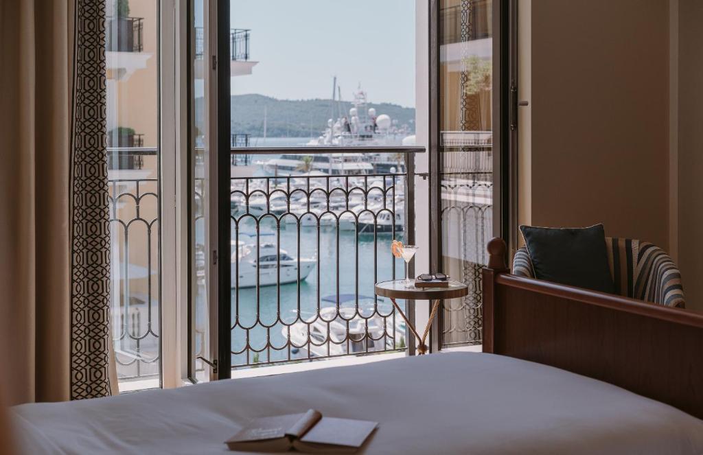 Двухместный (Номер Делюкс Venezia с кроватью размера «king-size» и видом на море), Regent Porto Montenegro