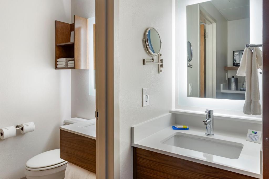 Holiday Inn Express Branson- Green Mountain Drive, an IHG Hotel photo 4