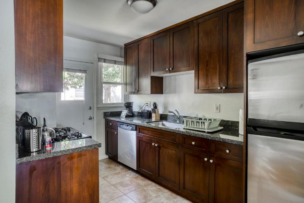 Апартаменты (Апартаменты), Stay Gia - Modern 2 Bedroom Apartment - LAX