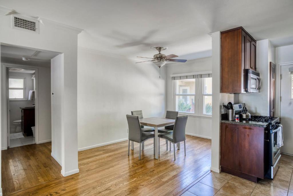 Апартаменты (Апартаменты), Stay Gia - Modern 2 Bedroom Apartment - LAX