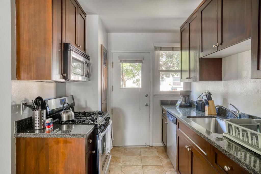 Апартаменты (Апартаменты), Stay Gia - Modern 2 Bedroom Apartment - LAX